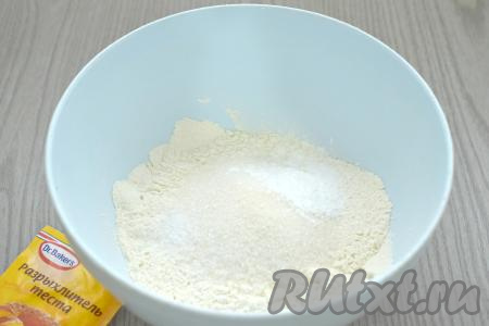 Просеиваем в миску муку, добавляем сахар, соль, разрыхлитель, перемешиваем.