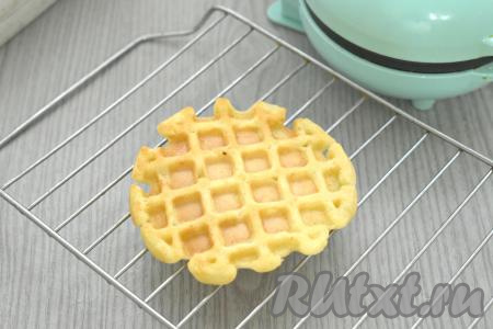 Для того чтобы у вафли была лёгкая хрустящая корочка, после выпечки её нужно сразу выкладывать остывать на решётку. Периодически перемешивая тесто, постепенно испечь в вафельнице все вафли. Из предложенного количества ингредиентов у меня получилось 7 постных яблочных вафель.