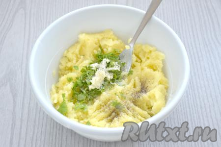 Зелень (у меня - петрушка) моем, нарезаем мелко. Очищаем чеснок. К картофельному пюре добавляем нарезанную зелень и пропущенный через пресс чеснок, перчим, тщательно перемешиваем. Пробуем на вкус, если нужно, досаливаем пюре.