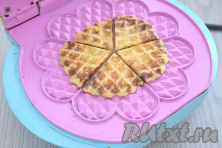 Накрываем верхней панелью и готовим картофельную вафлю 3-4 минуты (до подрумянивания). Периодически перемешивая тесто и смазывая панели вафельницы только по мере необходимости, постепенно выпекаем все постные вафли (я испекла 7 вафель).