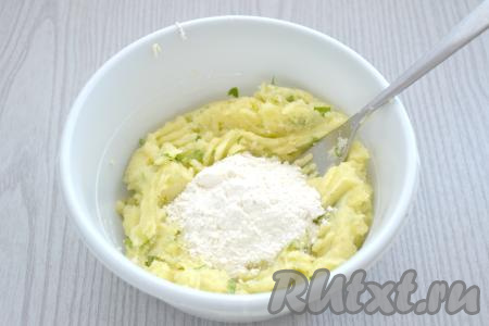 Затем всыпаем 2 столовых ложки муки, перемешиваем.