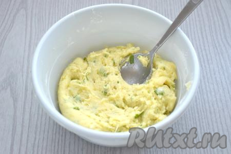 Картофельное тесто для постных вафель должно получиться в меру вязким, мягким. При необходимости добавляем частями ещё 1-2 столовых ложки муки, тщательно вмешивая. Как только тесто стало достаточно вязким, значит больше муку добавлять не нужно. Не стоит забивать картофельное тесто лишней мукой.