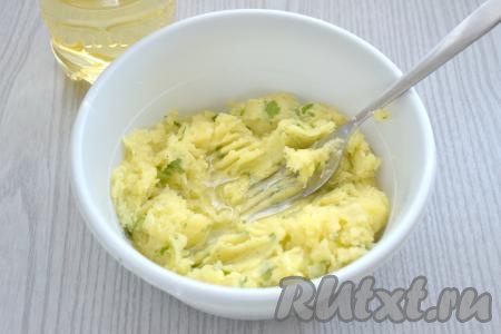 В картофельное пюре вливаем 1 столовую ложку растительного масла, перемешиваем.
