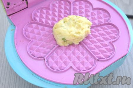 Панели вафельницы смазываем растительным маслом и разогреваем. Выкладываем на нижнюю панель 1 столовую ложку картофельного теста.