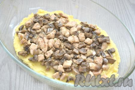 Поверх картофеля равномерно раскладываем начинку из куриного мяса и грибов.