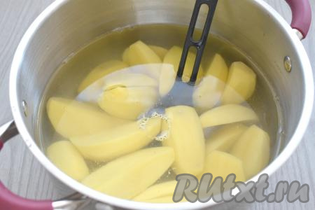 Очищаем картофель от кожуры. Крупные клубни нарезаем на части. Складываем очищенную картошку в кастрюлю, полностью заливаем холодной водой, ставим на сильный огонь, после закипания уменьшаем огонь, по вкусу солим. Варим картофель до готовности (в течение минут 20-25, готовая картошка будет легко прокалываться ножом). Для приготовления запеканки можно взять как лесные грибы, так и шампиньоны. Если вы будете готовить с лесными грибами, тогда сразу отвариваем их в отдельной кастрюле в течение минут 25-30 с начала кипения воды, затем лишнюю воду сливаем. Свежие шампиньоны достаточно будет промыть водой.