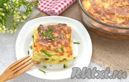Готовую аппетитную, вкусную картофельную запеканку с нежной, ароматной начинкой из курицы и грибов режем на кусочки и подаём к столу, дополнив соленьями или лёгким салатом из овощей.