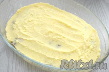 Начинку закрываем оставшимся картофельным пюре, разравнивая его.