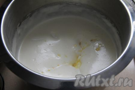 Сливочное масло растопить (я растопила в микроволновке) и остудить до тёплого состояния. В яйца, взбитые с сахаром, добавить сметану и растопленное масло, перемешать массу лопаткой. Сюда же добавить соду, погашенную лимонным соком (или уксусом), перемешать лопаткой.