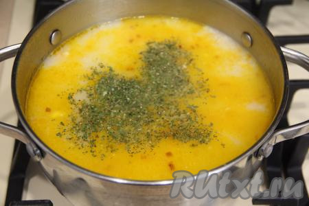 Довести суп до кипения, периодически перемешивая, после этого на небольшом огне проварить 4-5 минут (до полного растворения сыра). Посолить по вкусу, приправить любимыми специями.