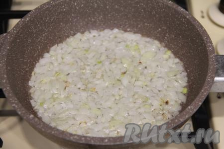 Пока варятся картошка и фрикадельки, обжарим овощи. Для этого в сковороду нужно влить растительное масло, хорошо прогреть его, уменьшить огонь до среднего, выложить очищенную и мелко нарезанную луковицу. Обжарить лук до прозрачности (в течение 3-4 минут), периодически помешивая.