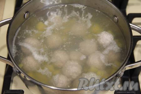 Фарш для формирования фрикаделек можно взять как покупной, так и приготовить его в домашних условиях, пропустив кусочки мяса (у меня - свинина) через мясорубку. Посолить фарш, перемешать, сформировать из него круглые фрикадельки размером с грецкий орех. После того как картофель с момента закипания воды проварится 5 минут, добавить в кастрюлю фрикадельки, дать закипеть, варить суп на небольшом огне 15 минут.