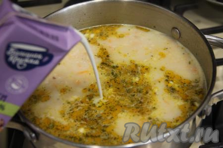 Затем влить в суп сливки, перемешать.