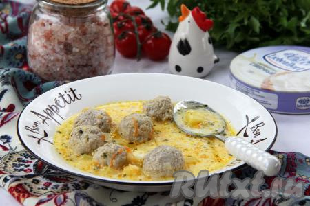 Вкусный, насыщенный, аппетитный сливочно-сырный суп разлить по тарелкам, добавить в каждую тарелку фрикадельки и подать к столу.