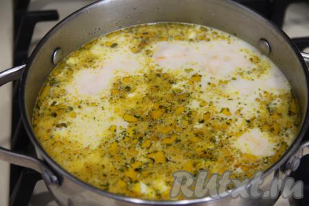 Довести суп с фрикадельками, сливками и плавленным сыром до кипения, снять с огня.