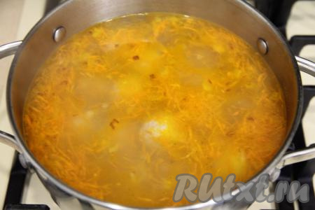 После того как суп с фрикадельками проварится с момента закипания 15 минут, добавить в кастрюлю обжаренные овощи, варить 5 минут. Затем выложить плавленный сыр. Если плавленный сыр пастообразный, сразу добавляем его в кастрюлю. Если сыр твёрдый, тогда нарезаем его на небольшие кусочки и только потом добавляем в суп с фрикадельками.