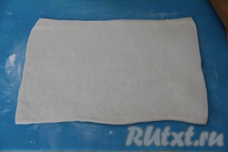 Раскатать пласт теста скалкой до толщины 3-4 миллиметра.