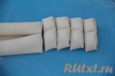 Нарезать острым ножом получившуюся заготовку на кусочки толщиной 1-1,5 сантиметра.