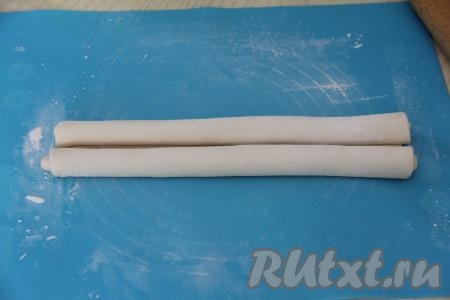 Начиная с двух&nbsp;длинных противоположных сторон раскатанного теста, подвернуть тесто к середине в виде рулетов, как на фото. Рулетики теста должны встретиться в середине пласта.