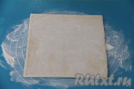 У меня тесто было в двух пластах. Выложить первый размороженный пласт слоёного теста на припылённую мукой поверхность.&nbsp;