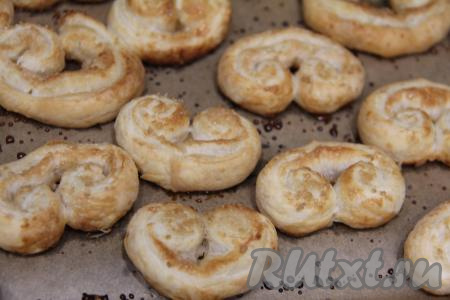 Печенье "Сердечки", посыпанное сахаром, выпекать в разогретой до 220 градусов духовке минут 15 (до золотистости слоёного теста).