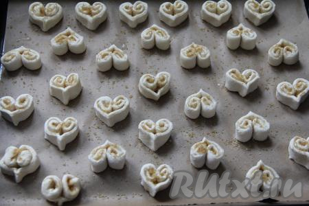 Сверху присыпать сердечки 1 столовой ложкой сахара (я использовала коричневый сахар, но можно посыпать и обычным).