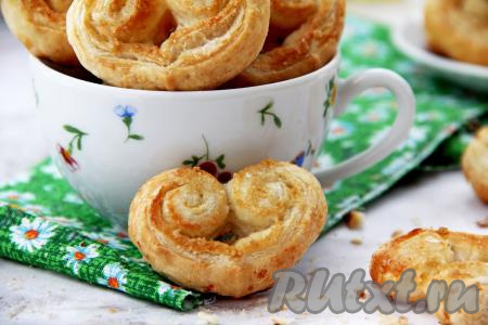 Готовую выпечку достать из духовки, дать немного остыть, переложить на тарелку и можно подавать к чаю, кофе. Вот так достаточно просто и быстро из покупного слоёного теста можно приготовить вкусное, аппетитное домашнее печенье "Сердечки".