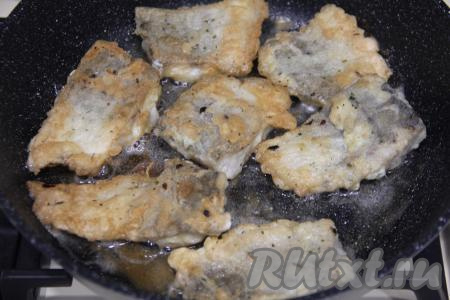 Жарить филе минтая с двух сторон до золотистого цвета (примерно по 3 минуты с каждой стороны) на среднем огне.