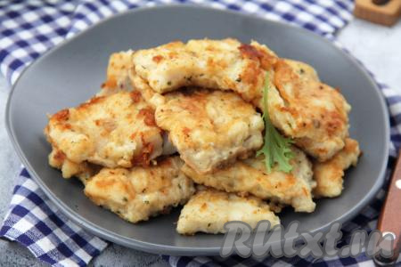 Готовое филе минтая, пожаренное в яйце и муке, подать к столу в горячем виде.