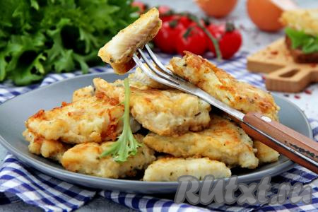 А вот кусочек рыбки выглядит в разрезе - нежное, сочное филе минтая, а сверху румяная яично-мучная корочка. Очень аппетитно и вкусно!