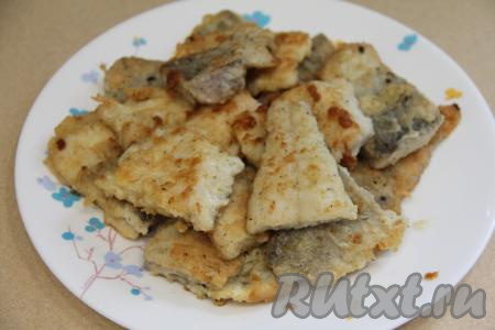 Готовую рыбку перекладывать со сковороды на тарелку. Таким образом пожарить всё филе минтая.