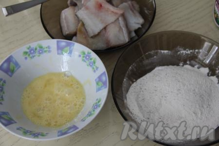 Сырое яйцо вбить в небольшую миску, взбить вилкой до однородности. В отдельной тарелке соединить муку с солью и специями, перемешать.&nbsp;