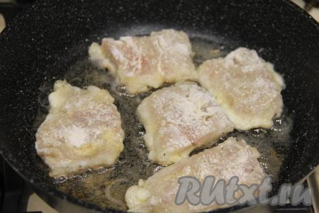 В сковороду влить растительное масло, хорошо его разогреть. Выложить филе минтая, покрытые яйцом и мукой, в разогретую сковороду в один слой.