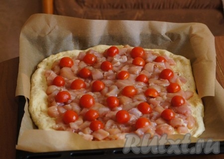 На курицу кладем помидоры.