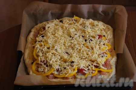 Сверху на пирог с курицей и овощами натираем сыр.
