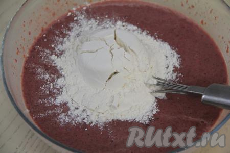 Всыпать муку, перемешать.&nbsp;