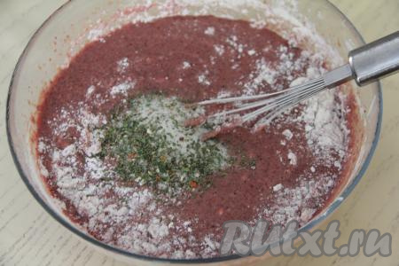 Посолить печёночную массу по вкусу, можно добавить любые специи, тщательно перемешать. Печёночное тесто для маффинов должно получиться однородным, в меру густым. Если тесто получилось жидковатым, частями добавьте 1-2 столовых ложки муки, тщательно вмешивая венчиком.