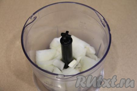 Морковь и лук почистить. Куриную печень промыть водой, немного обсушить. Лук нарезать и поместить в чашу измельчителя. 