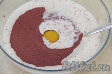 В печёночную массу добавить яйцо и молоко, перемешать венчиком.