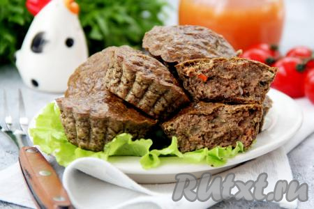 Готовые маффины достать из духовки, дать немного остыть, вынуть из формочек. Вынимаются из форм они достаточно легко. А затем нежные, вкусные маффины из куриной печени подать к столу.