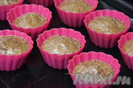 Поставить противень в духовку, разогретую до 180 градусов, выпекать печёночные маффины 20 минут.&nbsp;