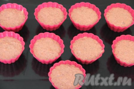 Разложить печёночное тесто по силиконовым формочкам (я разложила по 18 формочкам), заполняя их больше, чем на половину. Перед выкладыванием теста формочки маслом смазывать не нужно. Поставить формочки с тестом на противень.