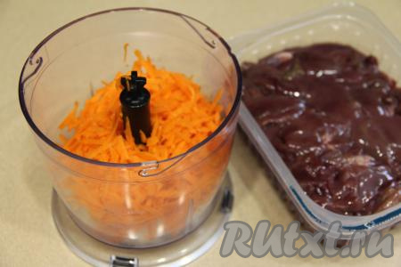 Морковь натереть на крупной тёрке и добавить в чашу измельчителя. Измельчить лук с морковью до однородности.