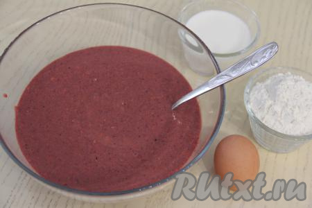 Пробить печень с овощами до однородного состояния, переложить печёночную массу в глубокую миску.&nbsp;Если нет измельчителя, можно морковь и лук нарезать на части и вместе с куриной печенью пропустить через мясорубку в объёмную миску.