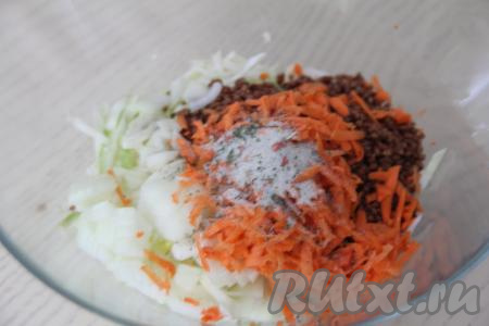 Посолить овощи с гречкой по вкусу, можно добавить любые специи.