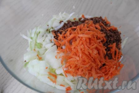 Лук и морковь почистить. В миску с капустой и гречкой добавить морковку, натёртую на крупной тёрке, и мелко нарезанный лук.&nbsp;