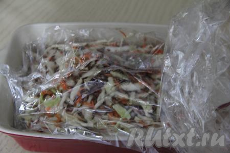 Перемешать овощи с гречкой и переложить в рукав для запекания. Поместить рукав в форму для запекания. Внутрь рукава влить 400 миллилитров воды комнатной температуры. Воды должно быть в 2 раза больше, чем гречки, то есть при добавлении 1 стакана гречки я добавляю 2 стакана воды (гречку и воду я отмеряю стаканом объёмом 200 миллилитров).