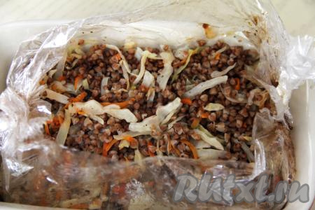 По прошествии часа достать форму из духовки, аккуратно разрезать рукав для запекания.