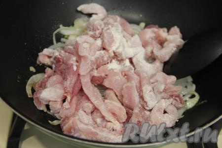 Добавить свинину в сковороду с обжаренным луком, перемешать.