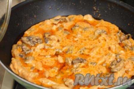 Перемешать свинину с грибами, снова дать соусу закипеть, попробовать на вкус, если нужно досолить, тушить бефстроганов на небольшом огне под крышкой 5-7 минут.&nbsp;